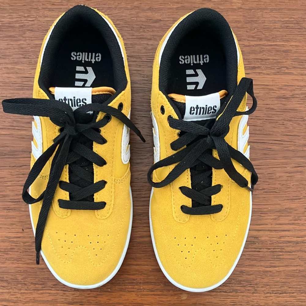 Etnies boys Windrow yellow and black suede sneaker size 5.5